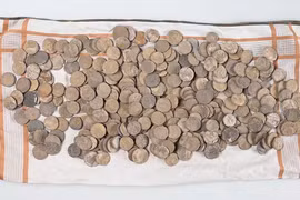 Thợ dò kim loại tìm thấy kho báu khổng lồ nhưng giấu nhẹm 8 năm