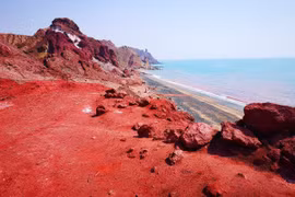 Hòn đảo có bãi biển màu đỏ rực sau mưa đặc biệt thế nào?