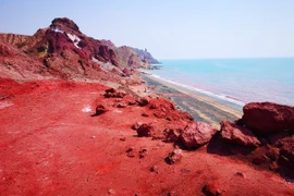 Hòn đảo có bãi biển màu đỏ rực sau mưa đặc biệt thế nào?