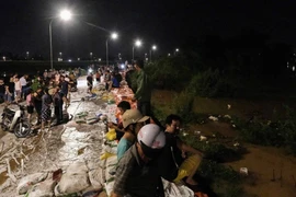 Lũ sông Cầu đạt đỉnh, gần 2.000 người ở Bắc Ninh xuyên đêm đắp đê Đẩu Hàn