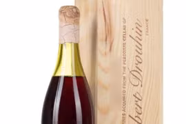 Chai rượu gần 80 tuổi được bán mức giá kỷ lục 812.500 USD