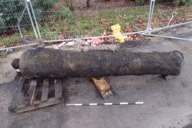 Đào đất để xây hệ thống thoát nước mưa, phát hiện khẩu pháo khoảng 400 tuổi