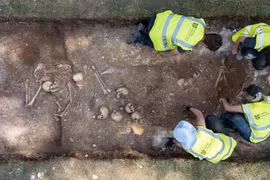 Khai quật mộ tập thể ở Anh, phát hiện bí mật rợn người