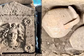 Bí ẩn bình cổ đựng tro cốt có hình nữ thần tóc rắn ở Italy