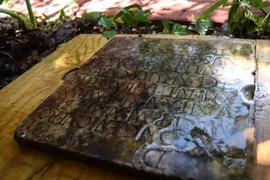 Rùng mình phát hiện bia mộ binh sĩ giữa vườn nhà dân