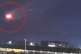 Xôn xao vật thể nghi UFO nổ tung trên bầu trời