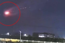 Xôn xao vật thể nghi UFO nổ tung trên bầu trời