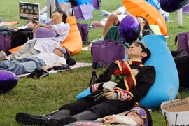 Độc đáo thi ngủ trưa tập thể ven sông vào đầu tháng 5 ở Hàn Quốc