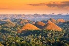 Vẻ đẹp huyền bí của đồi Chocolate như bước ra từ cổ tích