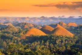 Vẻ đẹp huyền bí của đồi Chocolate như bước ra từ cổ tích