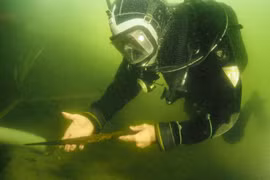 4 báu vật thời Trung cổ lộ diện dưới đáy hồ nước