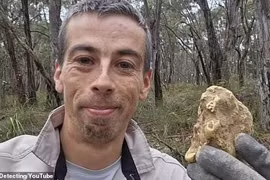 Dò kim loại, thanh niên mừng quýnh vớ được cục vàng gần 1kg