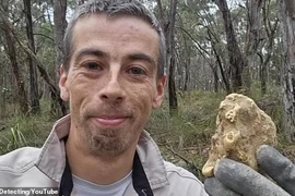 Dò kim loại, thanh niên mừng quýnh vớ được cục vàng gần 1kg