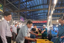 TP HCM xuyên đêm kiểm tra chợ đầu mối trái cây, rau thịt trước Tết