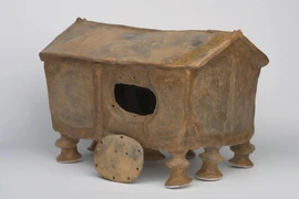 Bình đựng tro cốt 2.600 năm hình ngôi nhà khiến giới khoa học sửng sốt