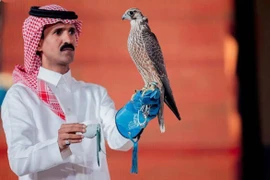 Con chim ưng được bán đấu giá gần 2,5 tỷ đồng