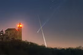 Khoảnh khắc hiếm hoi sao chổi và thiên thạch 'vẽ' chữ X trên bầu trời