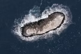 Kỳ lạ hòn đảo bất ngờ xuất hiện giữa vùng biển băng của Nam Cực