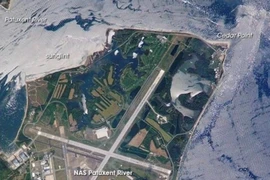 Xôn xao vật thể lạ nghi UFO xuất hiện tại căn cứ hải quân Mỹ