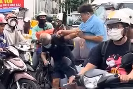 Xác minh vụ người đàn ông đánh cụ ông ở giao lộ trung tâm TP HCM