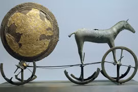 Chấn động cỗ xe Mặt Trời thời đồ đồng chứa thông tin mật