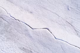 Tuyên bố sốc vết nứt trên băng có thể thay đổi hoàn toàn khí hậu Bắc Cực 