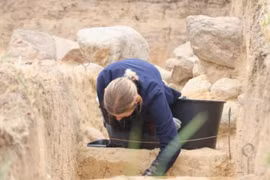 Mở mộ cổ "kim tự tháp" ở Ba Lan, bất ngờ lộ ra thứ lạ lùng