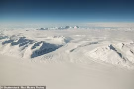 Tín hiệu vô tuyến bí ẩn dưới lớp băng Nam Cực gây chấn động