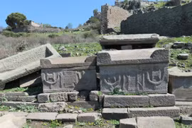 Bí ẩn quan tài đá Assos, thi thể tiêu tan siêu tốc