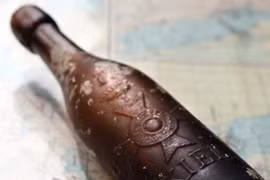 Gia đình ở New Zealand tìm thấy chai chứa thông điệp cách đây hơn 20 năm 