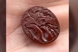 Viên đá quý đỏ như máu tìm thấy ở La Mã, chuyên gia bối rối