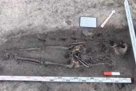 24 hài cốt Trung cổ chôn cùng vũ khí gây sửng sốt