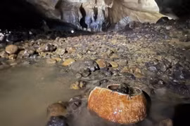 Hang động niêm phong 500 năm chứa cổ vật chấn động thế giới