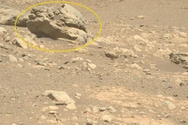 Xe tự hành của NASA phát hiện tảng đá 'lạ' trên sao Hỏa