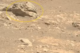 Xe tự hành của NASA phát hiện tảng đá 'lạ' trên sao Hỏa
