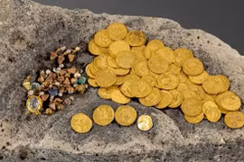 Thợ dò kim loại phát hiện kho báu tiền vàng khủng gần Biển Galilee