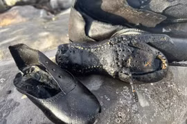 Bí ẩn hàng trăm đôi giày thời Victoria trôi dạt vào bãi biển xứ Wales