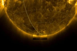 Lần đầu tiên tàu vũ trụ chụp được ảnh cực nam của Mặt trời