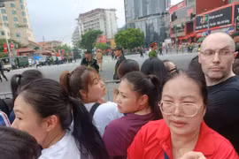 Người dân tập trung đông kín tại đường Thanh Niên chờ xem sơ duyệt diễu binh