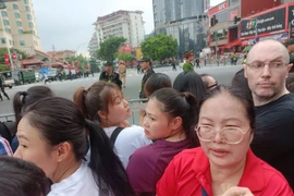Người dân tập trung đông kín tại đường Thanh Niên chờ xem sơ duyệt diễu binh