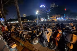 Chặn vỉa hè đường Bưởi làm bãi gửi xe "chặt chém" người dân gây bức xúc