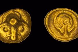 Chuyên gia dò kim loại tìm thấy đồng tiền vàng cực hiếm