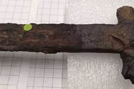 Dòng chữ bí ẩn trên thanh kiếm quý tộc thời Phục Hưng