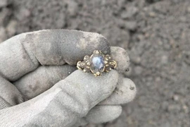 Làm công trình thoát nước, công nhân phát hiện báu vật thời Trung cổ