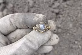 Làm công trình thoát nước, công nhân phát hiện báu vật thời Trung cổ