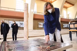 Tấm tranh khảm 2.000 năm bị dùng làm bàn trà suốt 50 năm