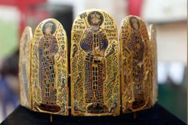 Lộ vương miện 1.000 tuổi chứa thông điệp bí ẩn nhất lịch sử 