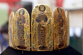 Lộ vương miện 1.000 tuổi chứa thông điệp bí ẩn nhất lịch sử 