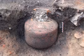 Bất ngờ tìm thấy 'heo đất' chứa đầy tiền cổ thời La Mã