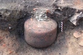 Bất ngờ tìm thấy 'heo đất' chứa đầy tiền cổ thời La Mã